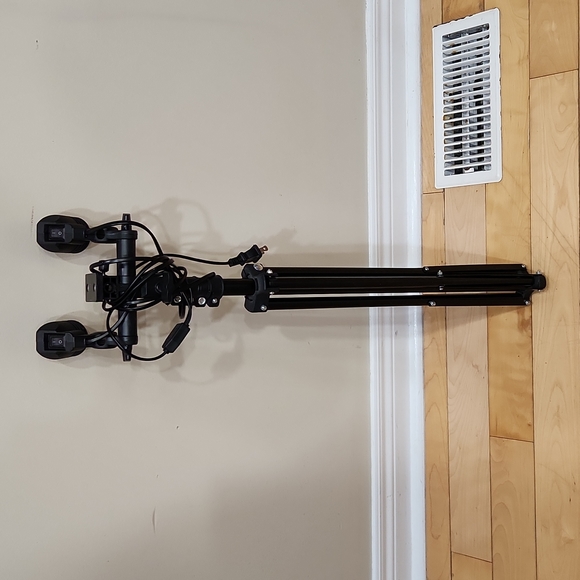 Reseller light Other - Photography light tripod style great for resellers